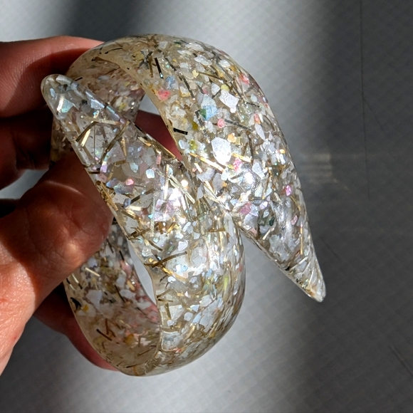 VTG Iridescent & Gold CONFETTI LUCITE Bypass Hinged Clamper CUFF BRACELET - Picture 1 of 8